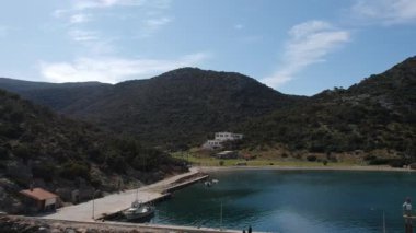 Yunanistan 'ın kuzeyindeki Gerakas limanının insansız hava aracı görüntüsü. Sporades Ege Denizi, Yunanistan ve Avrupa 'da kayalık oluşumu ve doğal fiyort benzeri körfeze sahip güzel bir manzara