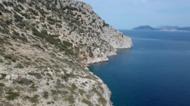 Yunanistan 'ın kuzeyindeki Gerakas limanının insansız hava aracı görüntüsü. Sporades Ege Denizi, Yunanistan ve Avrupa 'da kayalık oluşumu ve doğal fiyort benzeri körfeze sahip güzel bir manzara