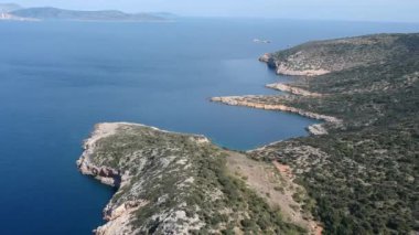 Yunanistan 'ın kuzeyindeki Gerakas limanının insansız hava aracı görüntüsü. Sporades Ege Denizi, Yunanistan ve Avrupa 'da kayalık oluşumu ve doğal fiyort benzeri körfeze sahip güzel bir manzara