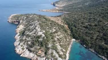 Yunanistan 'ın kuzeyindeki Gerakas limanının insansız hava aracı görüntüsü. Sporades Ege Denizi, Yunanistan ve Avrupa 'da kayalık oluşumu ve doğal fiyort benzeri körfeze sahip güzel bir manzara