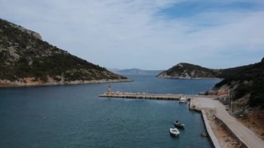 Yunanistan 'ın kuzeyindeki Gerakas limanının insansız hava aracı görüntüsü. Sporades Ege Denizi, Yunanistan ve Avrupa 'da kayalık oluşumu ve doğal fiyort benzeri körfeze sahip güzel bir manzara