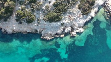 Yunanistan 'ın kuzeyindeki Gerakas limanının insansız hava aracı görüntüsü. Sporades Ege Denizi, Yunanistan ve Avrupa 'da kayalık oluşumu ve doğal fiyort benzeri körfeze sahip güzel bir manzara