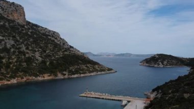 Yunanistan 'ın kuzeyindeki Gerakas limanının insansız hava aracı görüntüsü. Sporades Ege Denizi, Yunanistan ve Avrupa 'da kayalık oluşumu ve doğal fiyort benzeri körfeze sahip güzel bir manzara