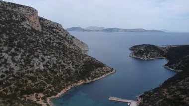 Yunanistan 'ın kuzeyindeki Gerakas limanının insansız hava aracı görüntüsü. Sporades Ege Denizi, Yunanistan ve Avrupa 'da kayalık oluşumu ve doğal fiyort benzeri körfeze sahip güzel bir manzara
