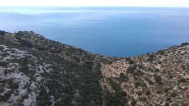 Yunanistan 'ın kuzeyindeki Gerakas limanının insansız hava aracı görüntüsü. Sporades Ege Denizi, Yunanistan ve Avrupa 'da kayalık oluşumu ve doğal fiyort benzeri körfeze sahip güzel bir manzara