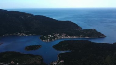 Yunanistan 'ın Laconia kentindeki resim gibi bir balıkçı kasabası olan Ierakas veya Gerakas' ta güzel bir hava manzarası. Köy, bölgenin jeomorfolojisi nedeniyle Yunan doğal fiyortu olarak da bilinir. Moreloponez, Yunanistan