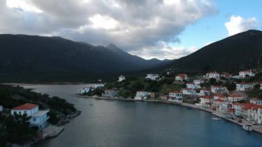Yunanistan 'ın Laconia kentindeki resim gibi bir balıkçı kasabası olan Ierakas veya Gerakas' ta güzel bir hava manzarası. Köy, bölgenin jeomorfolojisi nedeniyle Yunan doğal fiyortu olarak da bilinir. Moreloponez, Yunanistan