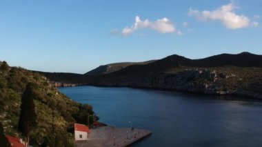Yunanistan 'ın Laconia kentindeki resim gibi bir balıkçı kasabası olan Ierakas veya Gerakas' ta güzel bir hava manzarası. Köy, bölgenin jeomorfolojisi nedeniyle Yunan doğal fiyortu olarak da bilinir. Moreloponez, Yunanistan