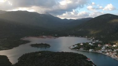 Yunanistan 'ın Laconia kentindeki resim gibi bir balıkçı kasabası olan Ierakas veya Gerakas' ta güzel bir hava manzarası. Köy, bölgenin jeomorfolojisi nedeniyle Yunan doğal fiyortu olarak da bilinir. Moreloponez, Yunanistan