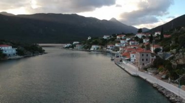 Yunanistan 'ın Laconia kentindeki resim gibi bir balıkçı kasabası olan Ierakas veya Gerakas' ta güzel bir hava manzarası. Köy, bölgenin jeomorfolojisi nedeniyle Yunan doğal fiyortu olarak da bilinir. Moreloponez, Yunanistan