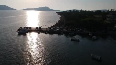 Navarino Körfezi 'ndeki Gialova sahil şehri üzerinde panoramik hava manzarası. Yunanistan 'ın Messenia kentindeki en iyi turistik yerlerden biridir..