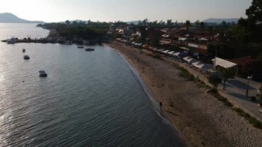 Navarino Körfezi 'ndeki Gialova sahil şehri üzerinde panoramik hava manzarası. Yunanistan 'ın Messenia kentindeki en iyi turistik yerlerden biridir..