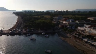Navarino Körfezi 'ndeki Gialova sahil şehri üzerinde panoramik hava manzarası. Yunanistan 'ın Messenia kentindeki en iyi turistik yerlerden biridir..