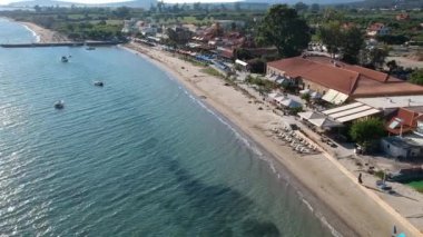 Navarino Körfezi 'ndeki Gialova sahil şehri üzerinde panoramik hava manzarası. Yunanistan 'ın Messenia kentindeki en iyi turistik yerlerden biridir..