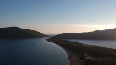 Navarino Bay, Gialova yakınlarındaki Divari sahilindeki gemi enkazının panoramik hava görüntüsü. Yunanistan 'ın Messinia kentinde yer alan Akdeniz Avrupa' nın en iyi plajlarından biridir.
