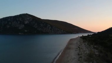 Navarino Bay, Gialova yakınlarındaki Divari sahilindeki gemi enkazının panoramik hava görüntüsü. Yunanistan 'ın Messinia kentinde yer alan Akdeniz Avrupa' nın en iyi plajlarından biridir.