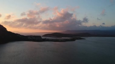 Navarino Bay, Gialova yakınlarındaki Divari sahilindeki gemi enkazının panoramik hava görüntüsü. Yunanistan 'ın Messinia kentinde yer alan Akdeniz Avrupa' nın en iyi plajlarından biridir.