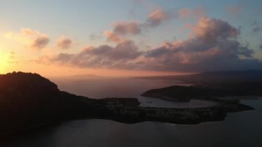 Avrupa 'nın en iyi plajlarından biri olan Voidokilia plajının panoramik hava manzarası. Messinia, Yunanistan ve Avrupa 'da günbatımında yüksek bir perspektiften Voidokilia' nın güzel gölü.