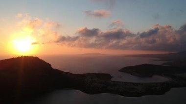 Avrupa 'nın en iyi plajlarından biri olan Voidokilia plajının panoramik hava manzarası. Messinia, Yunanistan ve Avrupa 'da günbatımında yüksek bir perspektiften Voidokilia' nın güzel gölü.