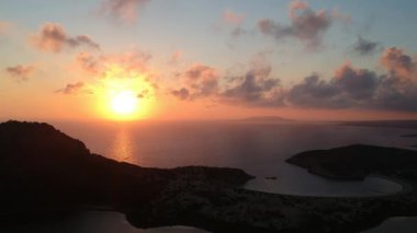 Avrupa 'nın en iyi plajlarından biri olan Voidokilia plajının panoramik hava manzarası. Messinia, Yunanistan ve Avrupa 'da günbatımında yüksek bir perspektiften Voidokilia' nın güzel gölü.