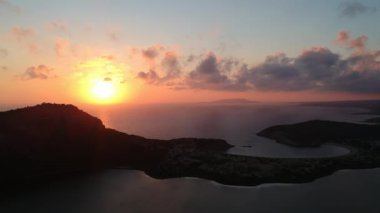 Avrupa 'nın en iyi plajlarından biri olan Voidokilia plajının panoramik hava manzarası. Messinia, Yunanistan ve Avrupa 'da günbatımında yüksek bir perspektiften Voidokilia' nın güzel gölü.