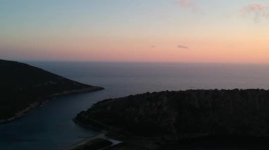 Navarino Bay, Gialova yakınlarındaki Divari sahilindeki gemi enkazının panoramik hava görüntüsü. Yunanistan 'ın Messinia kentinde yer alan Akdeniz Avrupa' nın en iyi plajlarından biridir.