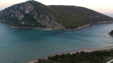 Navarino Bay, Gialova yakınlarındaki Divari sahilindeki gemi enkazının panoramik hava görüntüsü. Yunanistan 'ın Messinia kentinde yer alan Akdeniz Avrupa' nın en iyi plajlarından biridir.