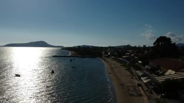 ナヴァリーノ湾のGialova海辺の都市のパノラマの航空ビュー ギリシャのメセニアに位置する最高の観光地の一つです — ストック動画