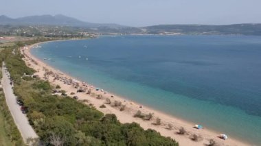 Navarino Bay, Gialova yakınlarındaki Divari sahilindeki gemi enkazının panoramik hava görüntüsü. Yunanistan 'ın Messinia kentinde yer alan Akdeniz Avrupa' nın en iyi plajlarından biridir.