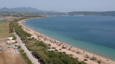 Navarino Bay, Gialova yakınlarındaki Divari sahilindeki gemi enkazının panoramik hava görüntüsü. Yunanistan 'ın Messinia kentinde yer alan Akdeniz Avrupa' nın en iyi plajlarından biridir.
