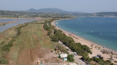 Navarino Bay, Gialova yakınlarındaki Divari sahilindeki gemi enkazının panoramik hava görüntüsü. Yunanistan 'ın Messinia kentinde yer alan Akdeniz Avrupa' nın en iyi plajlarından biridir.