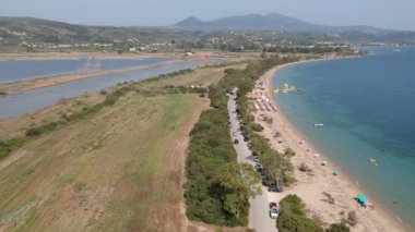 Navarino Bay, Gialova yakınlarındaki Divari sahilindeki gemi enkazının panoramik hava görüntüsü. Yunanistan 'ın Messinia kentinde yer alan Akdeniz Avrupa' nın en iyi plajlarından biridir.