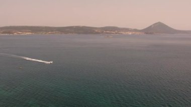 Navarino Bay, Gialova yakınlarındaki Divari sahilindeki gemi enkazının panoramik hava görüntüsü. Yunanistan 'ın Messinia kentinde yer alan Akdeniz Avrupa' nın en iyi plajlarından biridir.