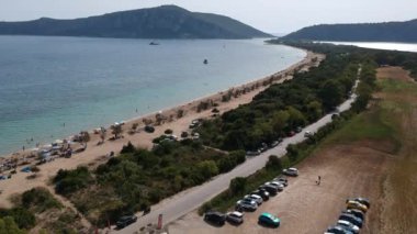 Navarino Bay, Gialova yakınlarındaki Divari sahilindeki gemi enkazının panoramik hava görüntüsü. Yunanistan 'ın Messinia kentinde yer alan Akdeniz Avrupa' nın en iyi plajlarından biridir.