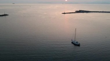 Kış döneminde sahil köyü Glossa 'nın ve Loutraki limanının havadan görünüşü. Brüksel Adası, Sporades, Yunanistan.