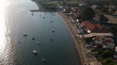 Navarino Körfezi 'ndeki Gialova sahil şehri üzerinde panoramik hava manzarası. Yunanistan 'ın Messenia kentindeki en iyi turistik yerlerden biridir..