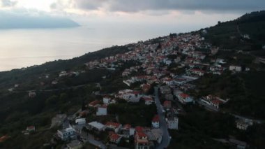 Kış döneminde sahil köyü Glossa 'nın ve Loutraki limanının havadan görünüşü. Brüksel Adası, Sporades, Yunanistan.