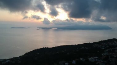 Kış döneminde sahil köyü Glossa 'nın ve Loutraki limanının havadan görünüşü. Brüksel Adası, Sporades, Yunanistan.