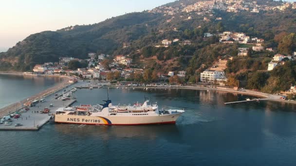 夕日の小さな美しいギリシャの港にドッキングアネスフェリーボートの景色 スコフェロス島 スポラデス島 ギリシャのグロッサ村の絵の港 — ストック動画