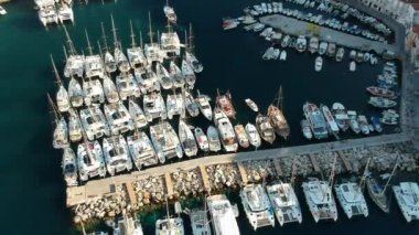Hava aracı, gün batımında pitoresk liman ve Hydra (veya Ydra) adasının ana köyünün panoramik fotoğrafını çeker. Hydra, Yunanistan 'ın Saronik Körfezi' nde bulunan neoklasik evleri ile önde gelen turizm merkezlerinden biri..