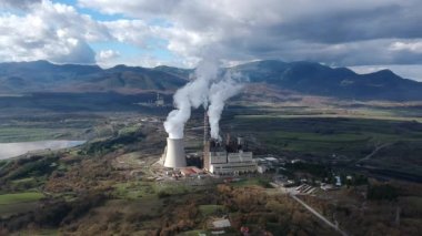 Mora 'nın orta kesimindeki Arcadia' da 811 MW 'lık nominal kapasiteyle elektrik santrali güney Yunanistan ve adalar için elektrik üretiyor