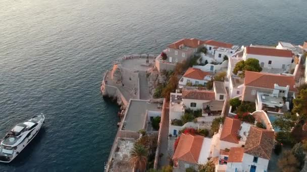 日落时 空中无人侦察机拍摄的海德拉 或Ydra 岛风景如画的港口和主要村庄的全景照片 海德拉是希腊萨龙湾的一个旅游胜地 拥有新古典主义风格的住宅 — 图库视频影像