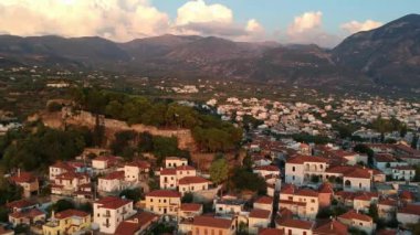 Ypapanti Metropolitan Kilisesi ve Kalamata Kalamata Kalamata 'nın eski tarihi merkez bölgesinde yer alan kale tepesi etrafındaki hava manzarası, Messenia, Yunanistan