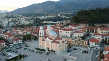 Ypapanti Metropolitan Kilisesi ve Kalamata Kalamata Kalamata 'nın eski tarihi merkez bölgesinde yer alan kale tepesi etrafındaki hava manzarası, Messenia, Yunanistan