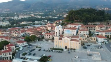 Ypapanti Metropolitan Kilisesi ve Kalamata Kalamata Kalamata 'nın eski tarihi merkez bölgesinde yer alan kale tepesi etrafındaki hava manzarası, Messenia, Yunanistan