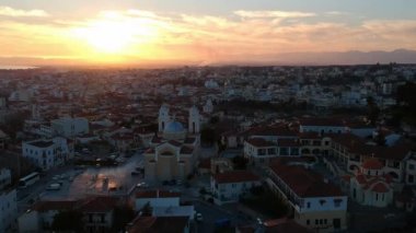 Ypapanti Metropolitan Kilisesi ve Kalamata Kalamata Kalamata 'nın eski tarihi merkez bölgesinde yer alan kale tepesi etrafındaki hava manzarası, Messenia, Yunanistan