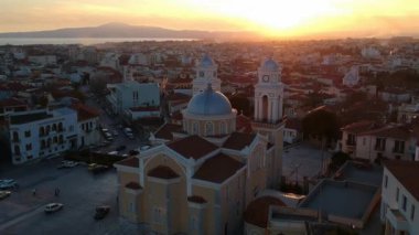 Ypapanti Metropolitan Kilisesi ve Kalamata Kalamata Kalamata 'nın eski tarihi merkez bölgesinde yer alan kale tepesi etrafındaki hava manzarası, Messenia, Yunanistan
