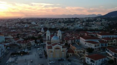 Ypapanti Metropolitan Kilisesi ve Kalamata Kalamata Kalamata 'nın eski tarihi merkez bölgesinde yer alan kale tepesi etrafındaki hava manzarası, Messenia, Yunanistan