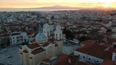 Ypapanti Metropolitan Kilisesi ve Kalamata Kalamata Kalamata 'nın eski tarihi merkez bölgesinde yer alan kale tepesi etrafındaki hava manzarası, Messenia, Yunanistan