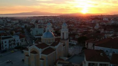 Ypapanti Metropolitan Kilisesi ve Kalamata Kalamata Kalamata 'nın eski tarihi merkez bölgesinde yer alan kale tepesi etrafındaki hava manzarası, Messenia, Yunanistan